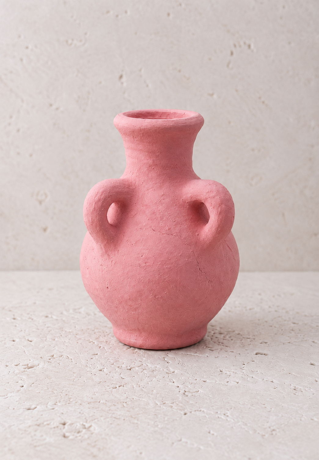 Vase amphore rose corail avec des branches séchées