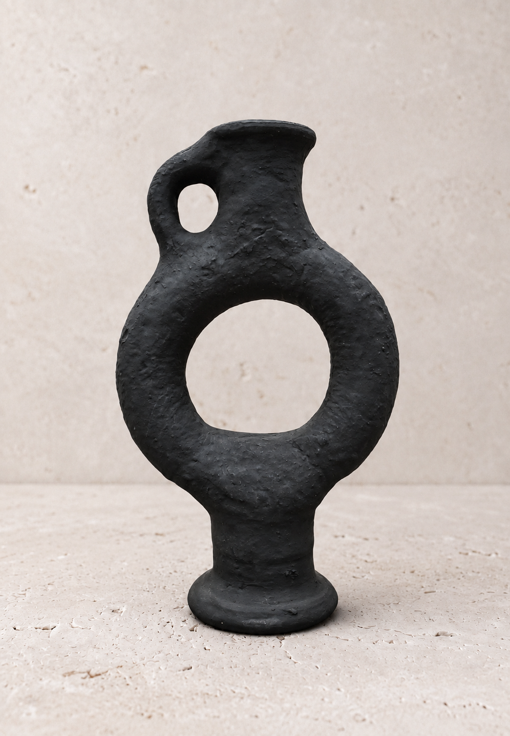 Vase Obsidian par Casarin, céramique noir mat en anneau, centre ouvert et anse en boucle
