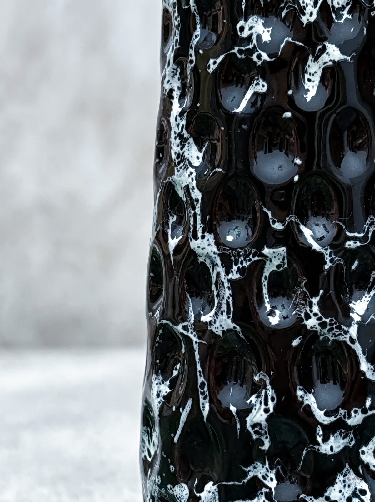 Vase en verre Dark Fumo noir veiné de blanc posé sur une étagère