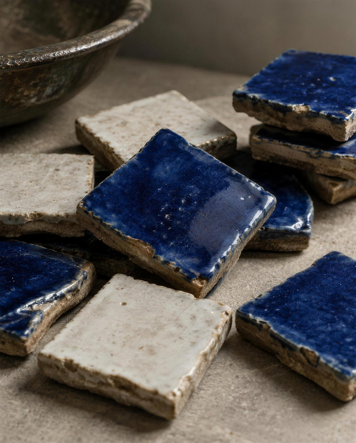 Detail von handgeschnittenem Zellige in Blau und Weiß